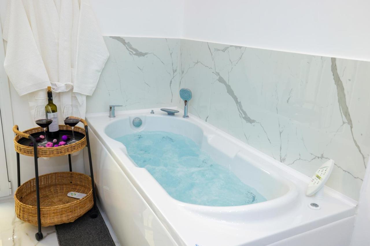 Apollo 2 Bd Jacuzzi Suite Athens Exterior photo