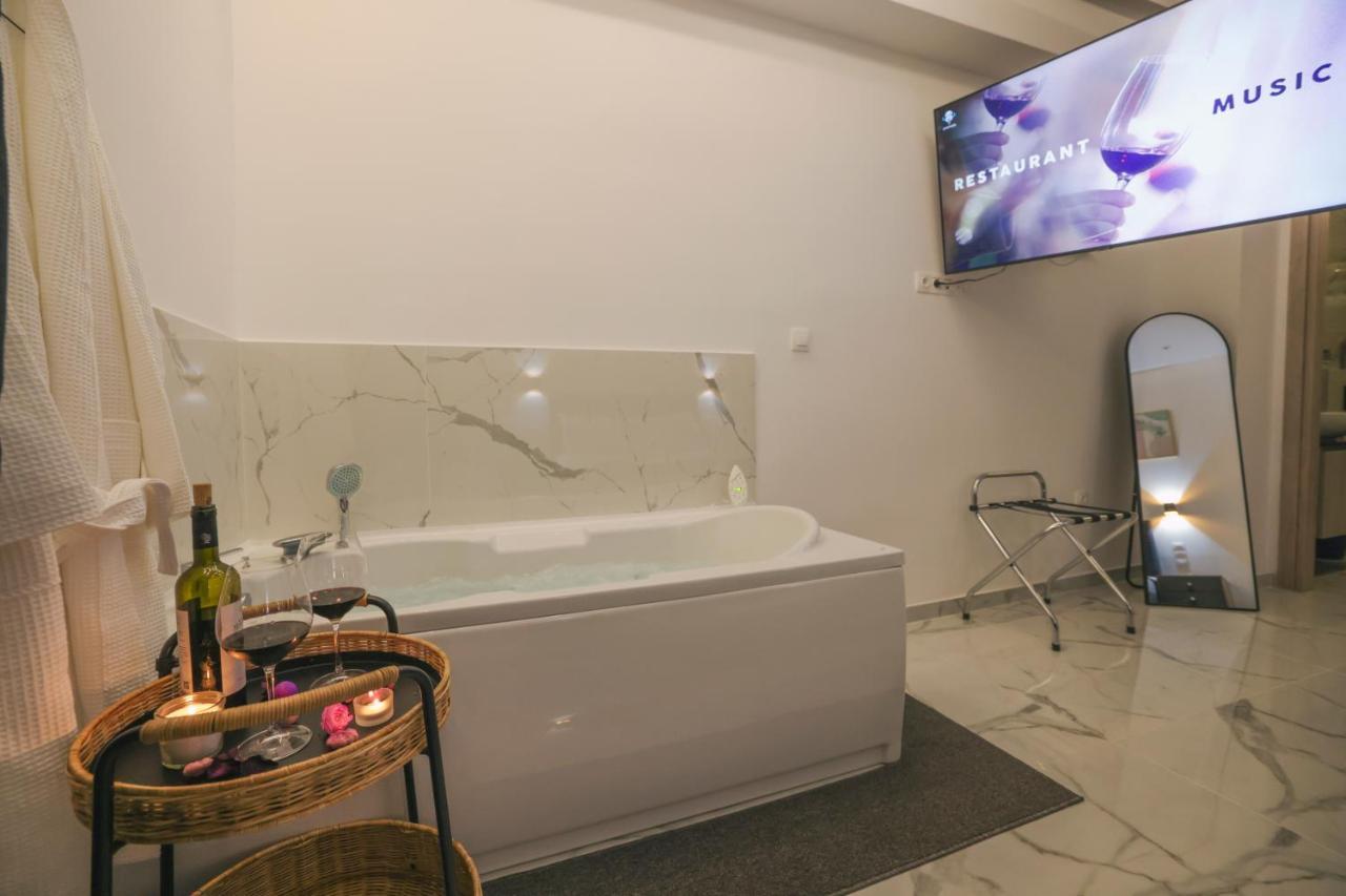 Apollo 2 Bd Jacuzzi Suite Athens Exterior photo